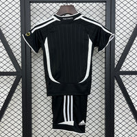 Camiseta y Pantalones Cortos Niños Real Madrid Away Retro 06/07