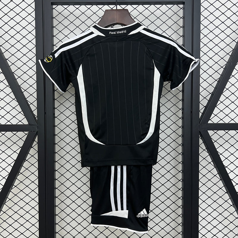 Camiseta y Pantalones Cortos Niños Real Madrid Away Retro 06/07
