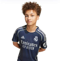 Camiseta y Pantalones Cortos Niños Real Madrid Away 25/26 - Con Medias